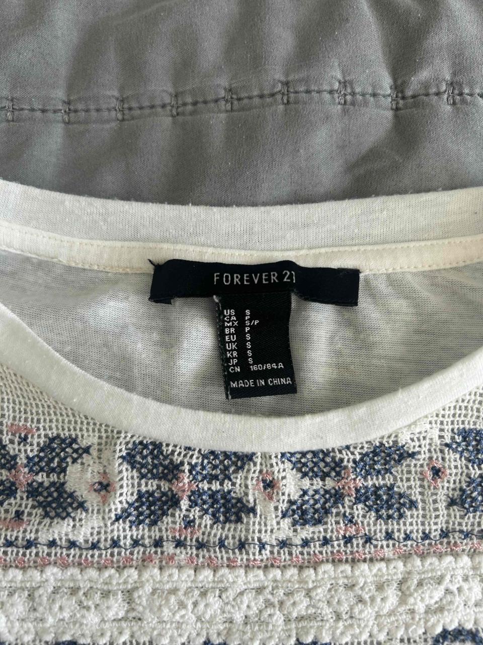 Blusa blanca con diseño bordado - miniatura 4