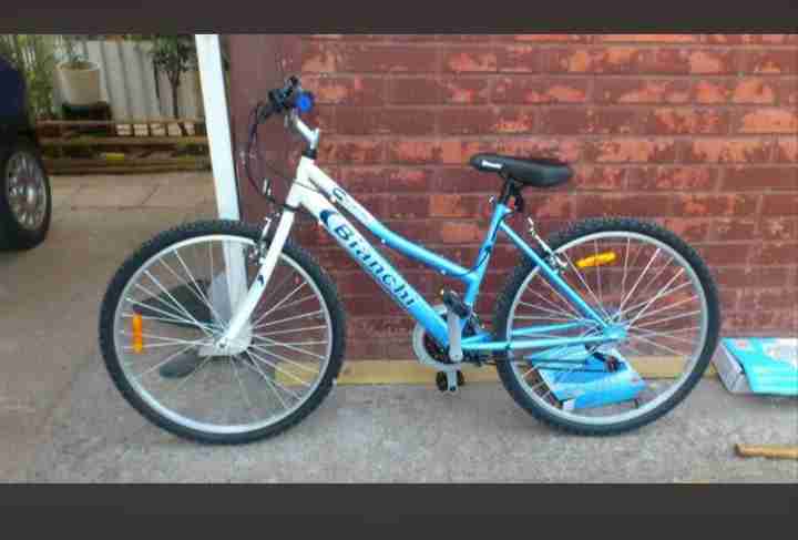 Bicicleta Bianchi azul y blanca