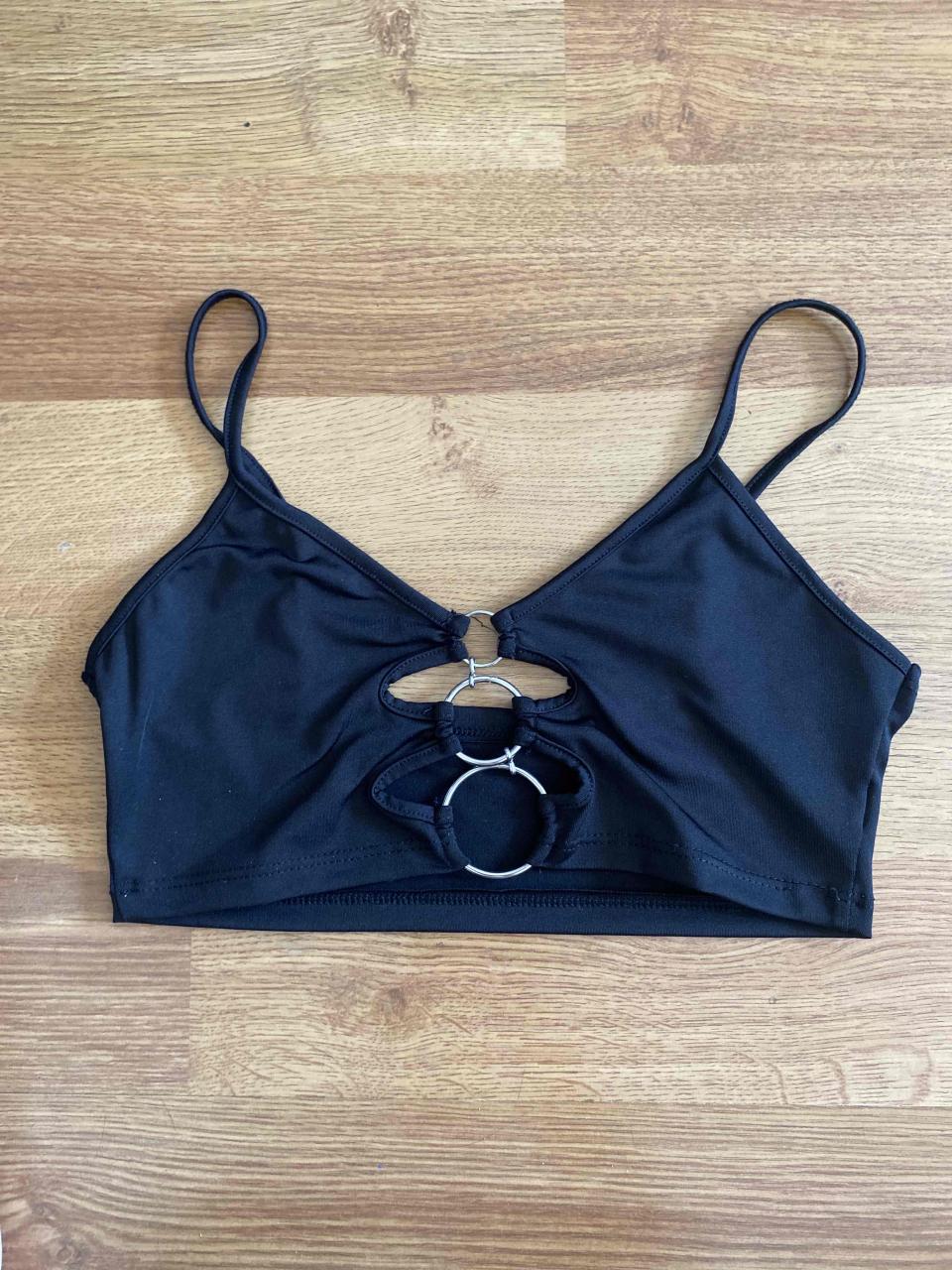 Top negro con detalles circulares
