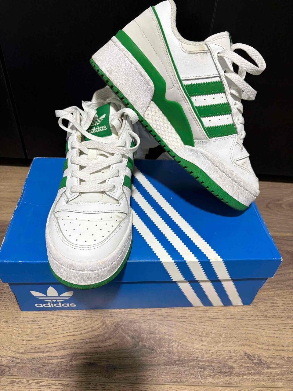 Zapatillas Adidas blancas y verdes unisex - miniatura 1