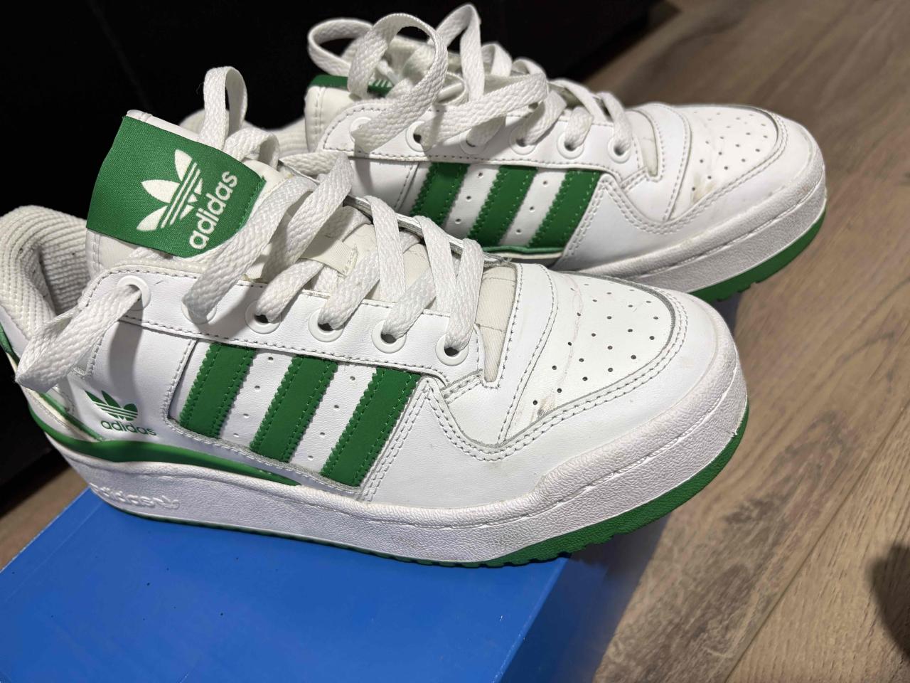 Zapatillas Adidas blancas y verdes unisex - miniatura 2