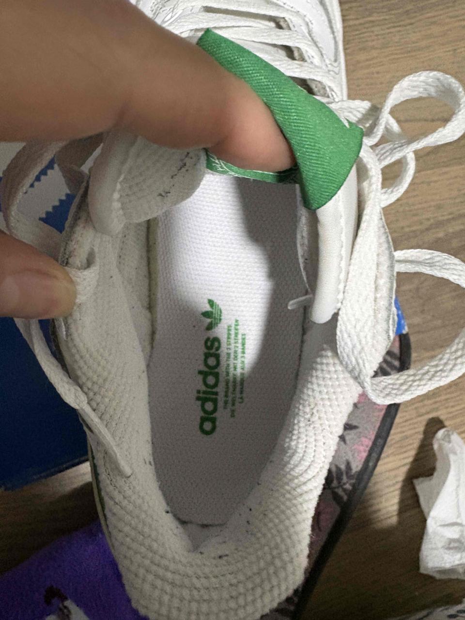Zapatillas Adidas blancas y verdes unisex - miniatura 4