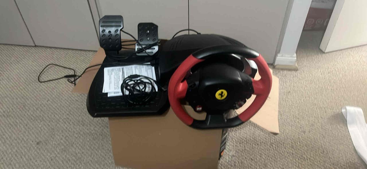 Volante y pedales de gaming - miniatura 1