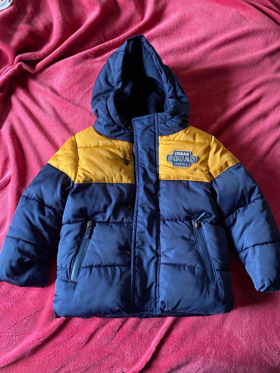 Chaqueta impermeable azul y amarilla - miniatura 1