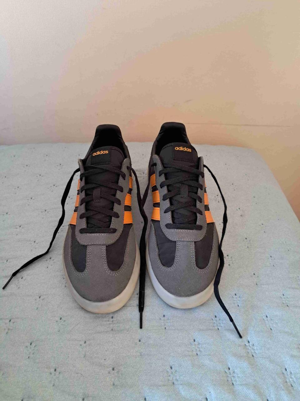 Zapatillas Adidas grises y naranjas - miniatura 1