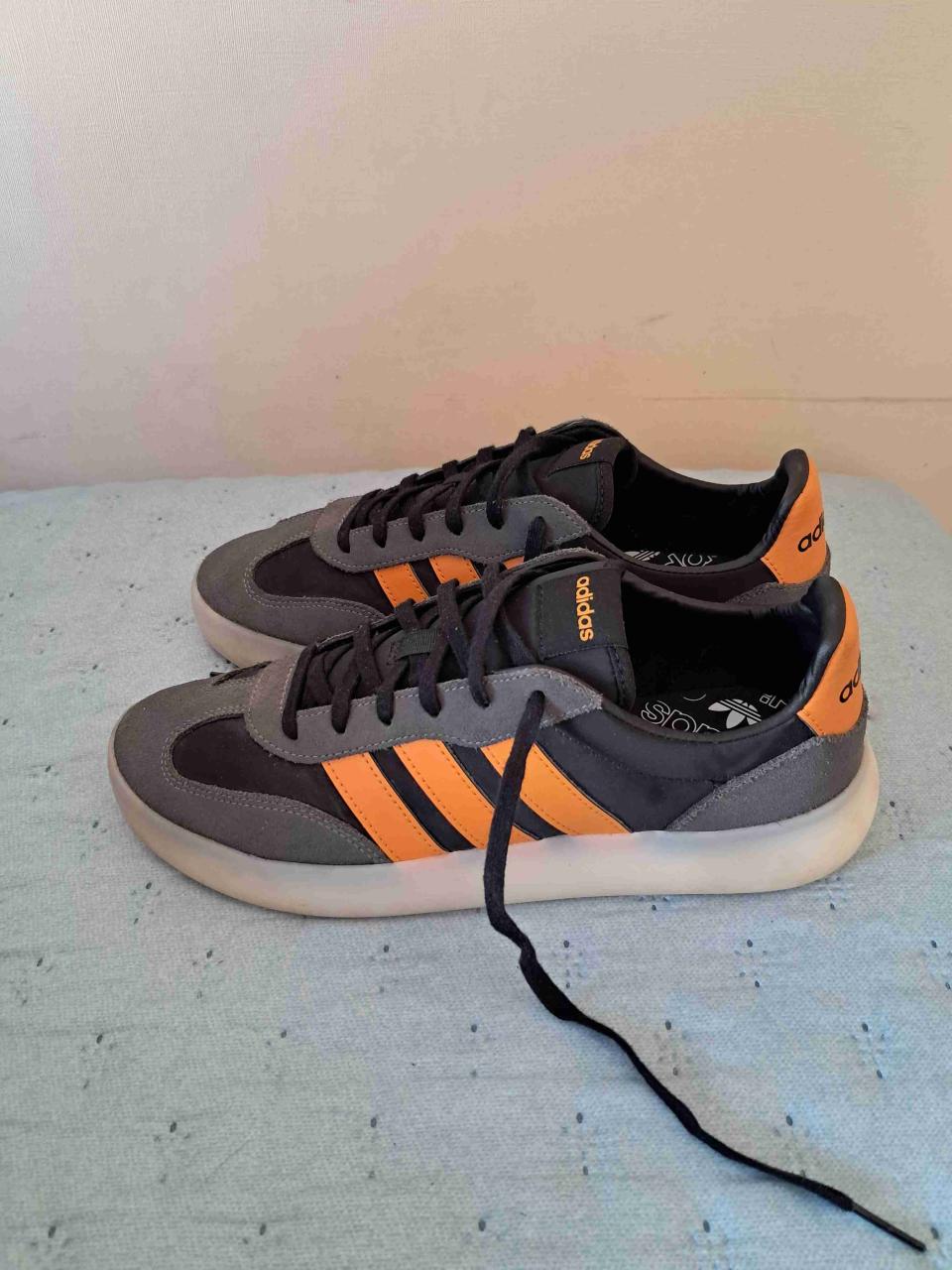 Zapatillas Adidas grises y naranjas - miniatura 2