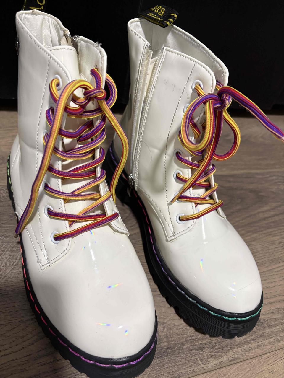 Botas blancas con cordones de colores - miniatura 1