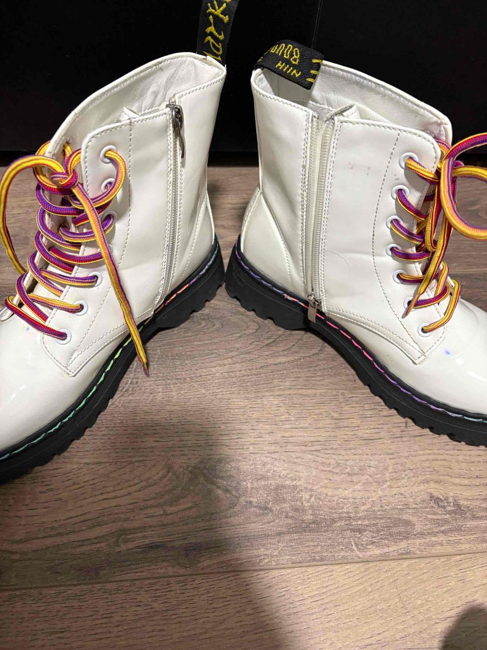 Botas blancas con cordones de colores - miniatura 2