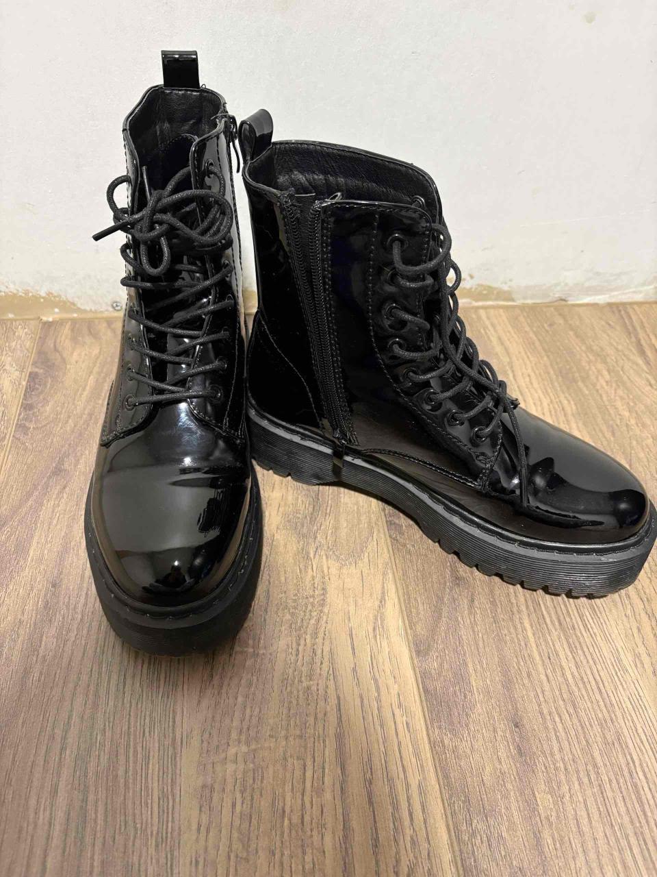 Botas negras de charol - miniatura 1