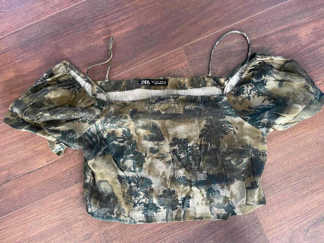 Crop top estampada verde oliva - miniatura 1