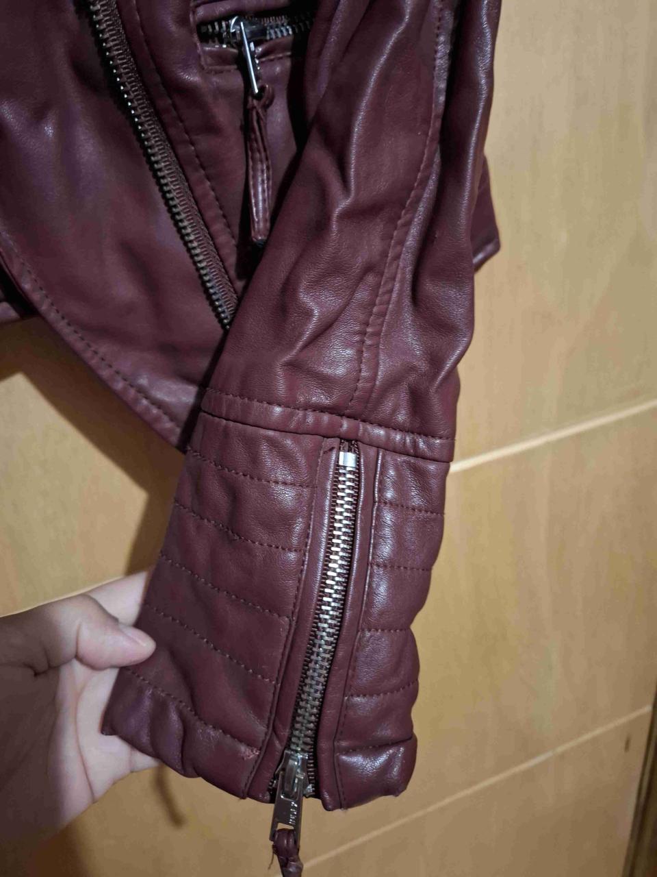Chaqueta de ecocuero burdeo - miniatura 4