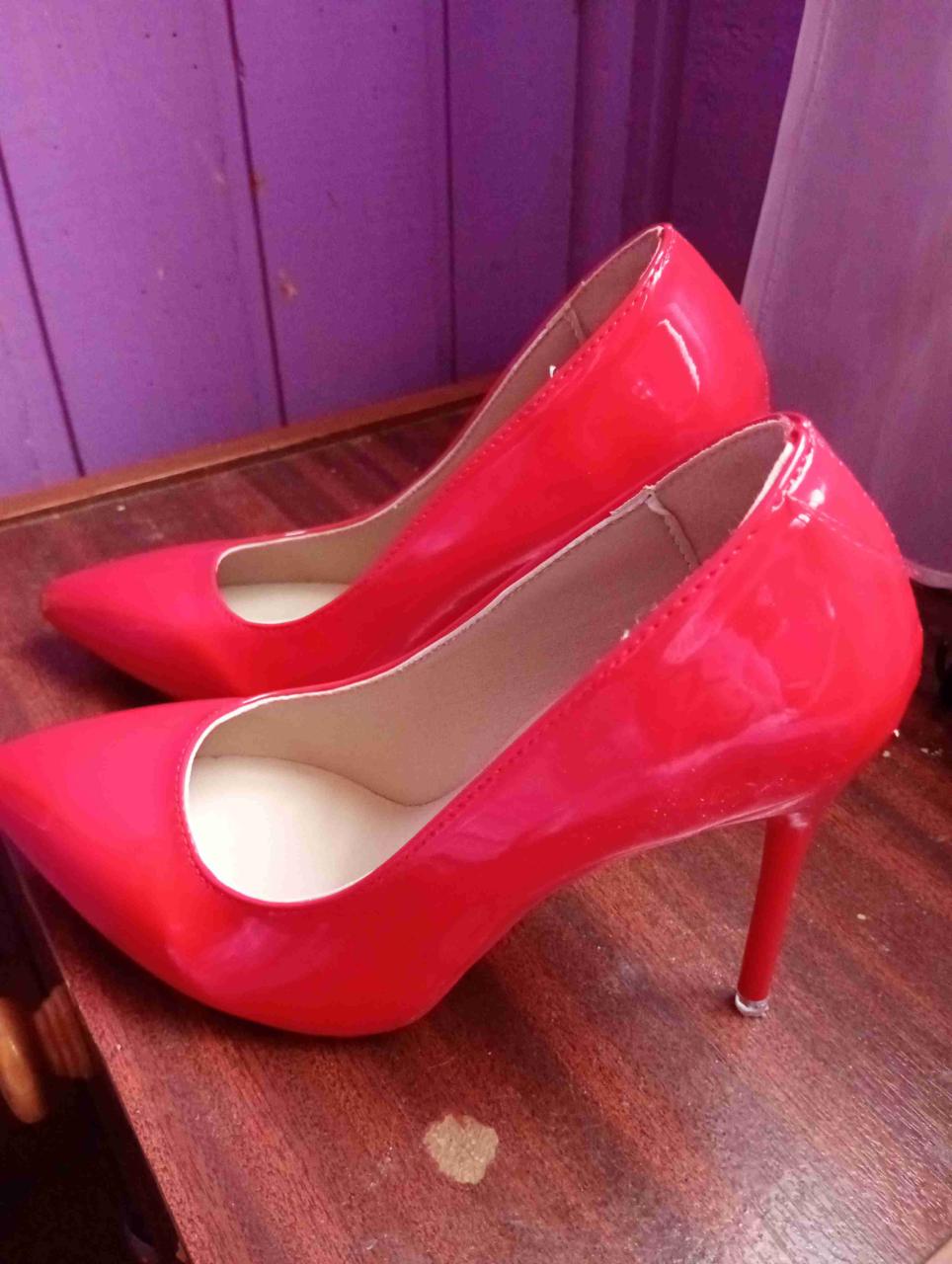 Tacones rojos de charol - miniatura 1
