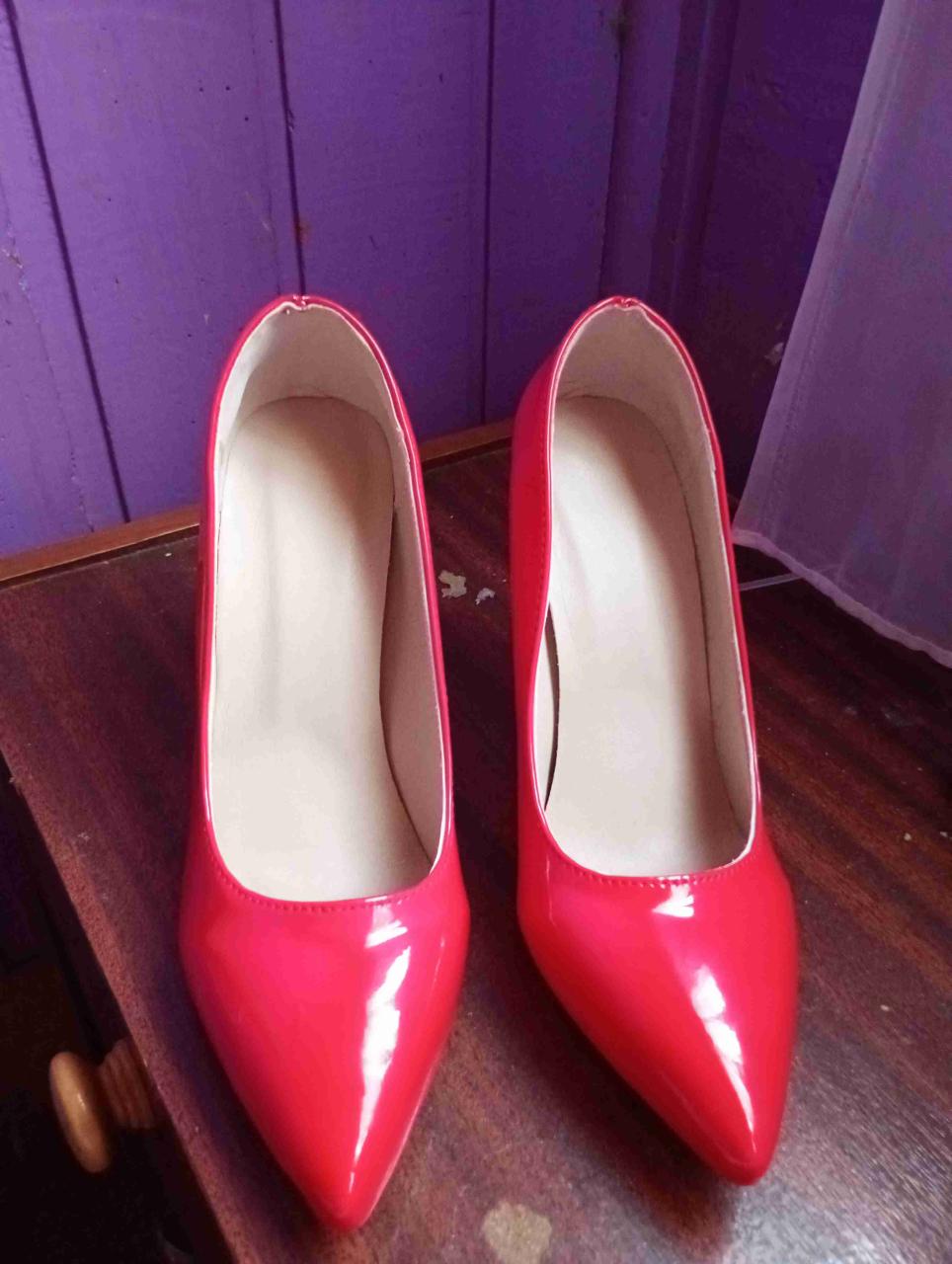 Tacones rojos de charol - miniatura 2