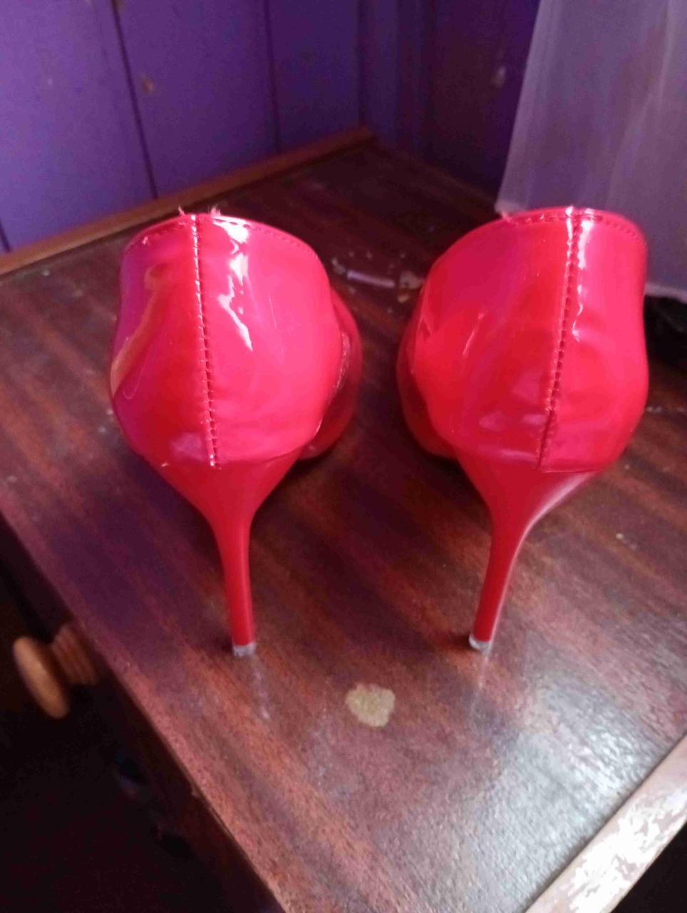 Tacones rojos de charol - miniatura 3
