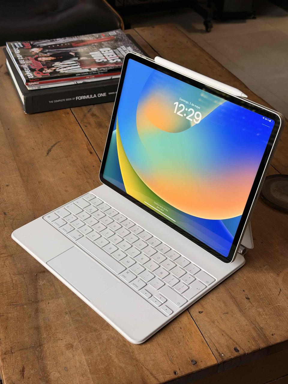 Apple iPad Pro 12.9” M2 128gb con Teclado y Lápiz - miniatura 1