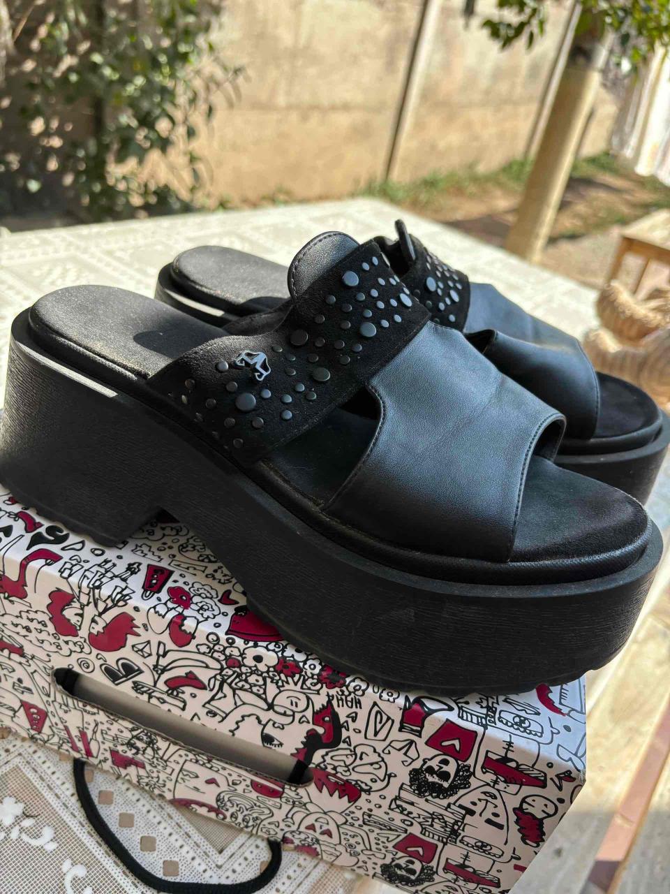 Sandalias negras con plataforma - miniatura 2