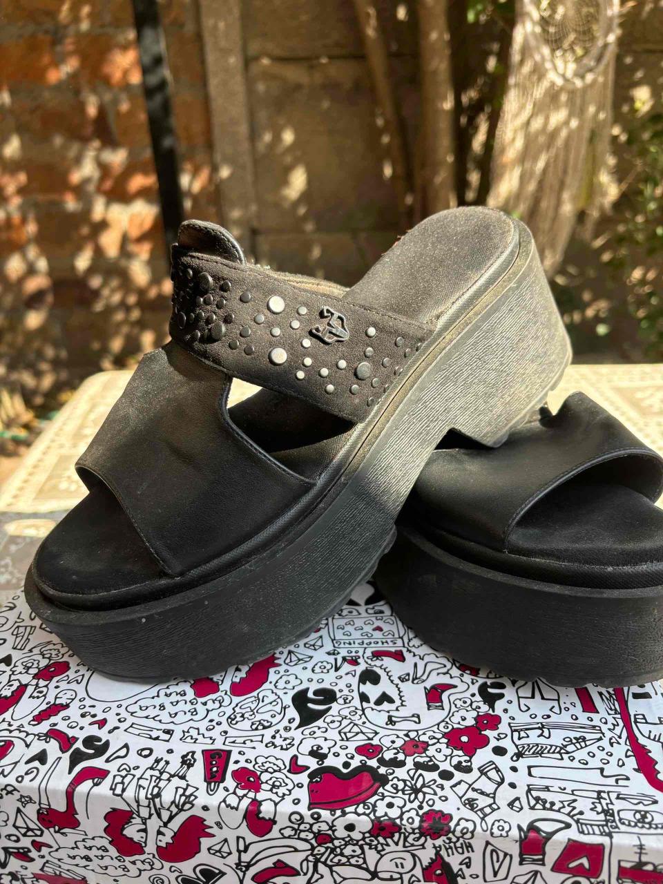 Sandalias negras con plataforma - miniatura 3