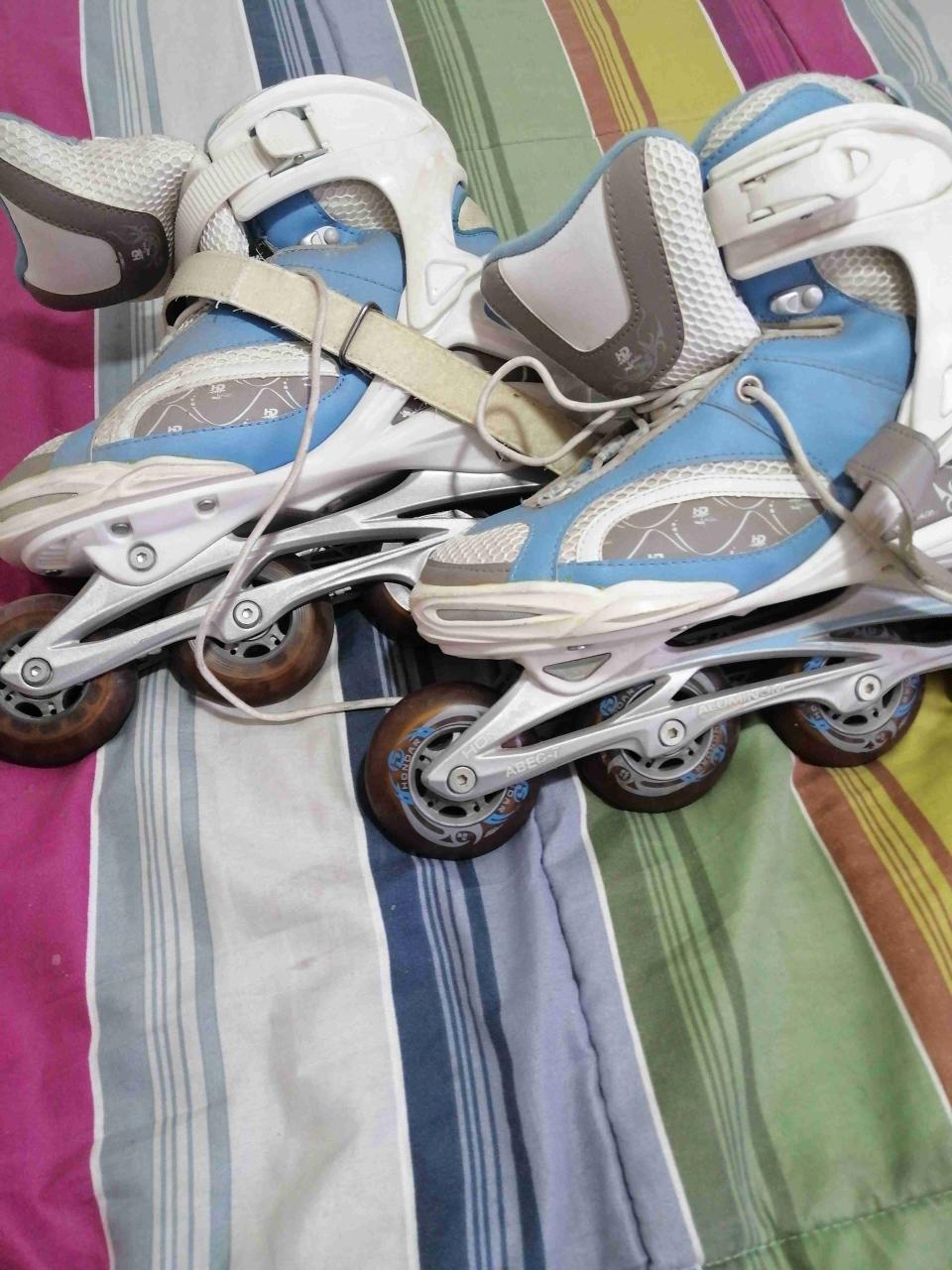 Patines en línea azul y blanco