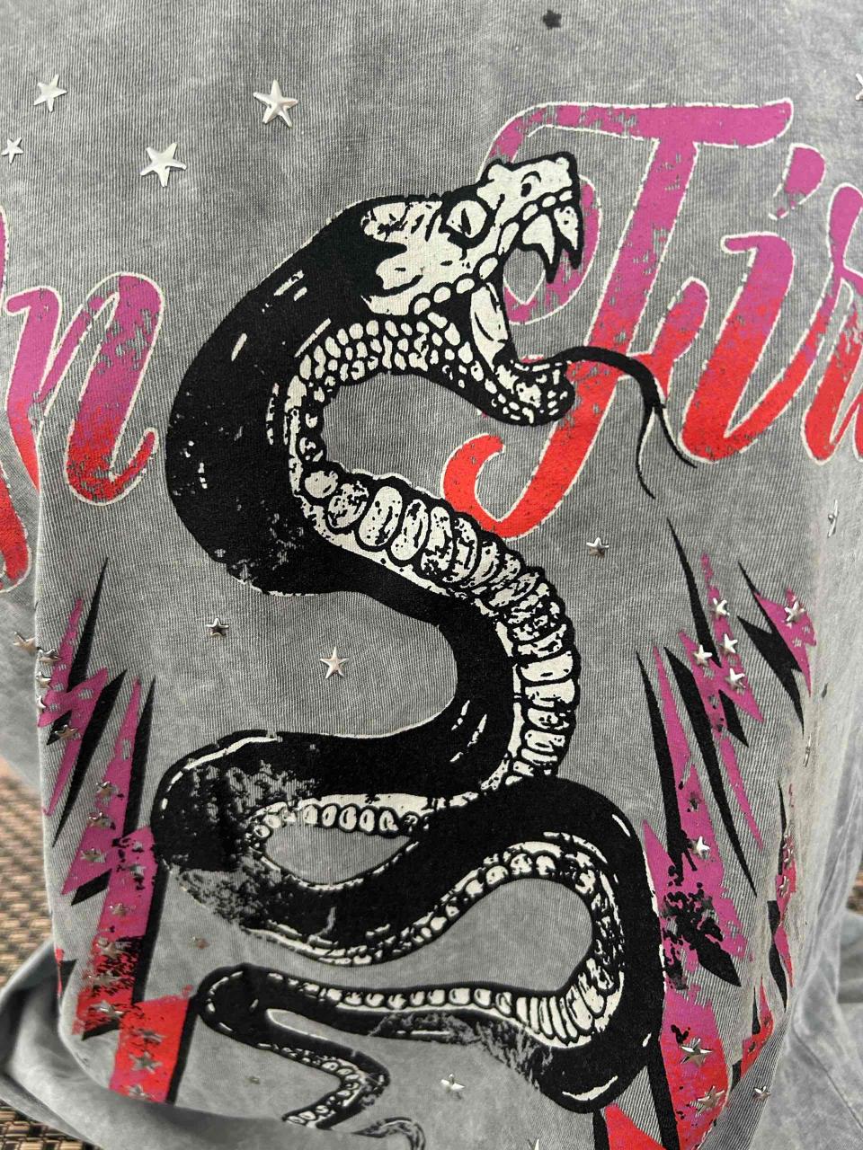 Polera gris estampado serpiente - miniatura 2