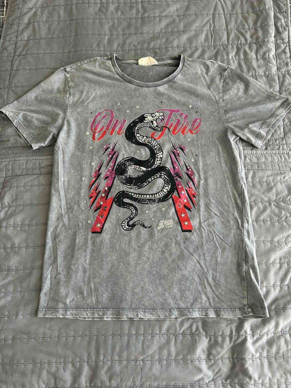 Polera gris estampado serpiente - miniatura 3