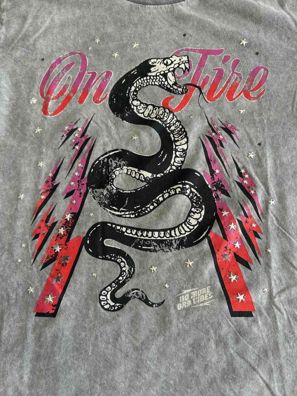 Polera gris estampado serpiente - miniatura 4