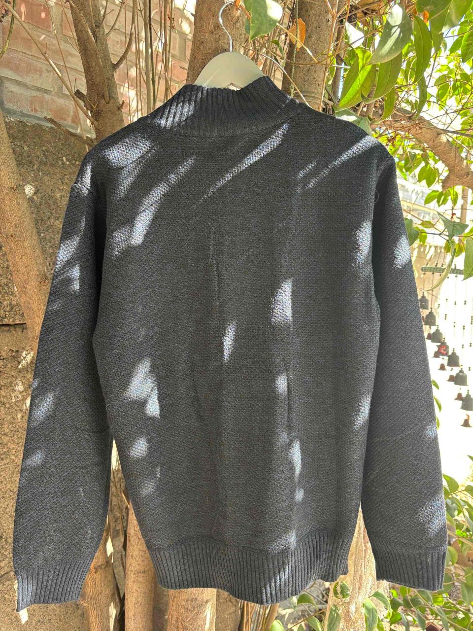 Suéter negro cuello alto - miniatura 2