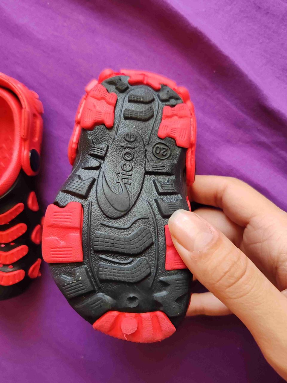 Sandalias infantiles rojo y negro talla 20 - miniatura 3