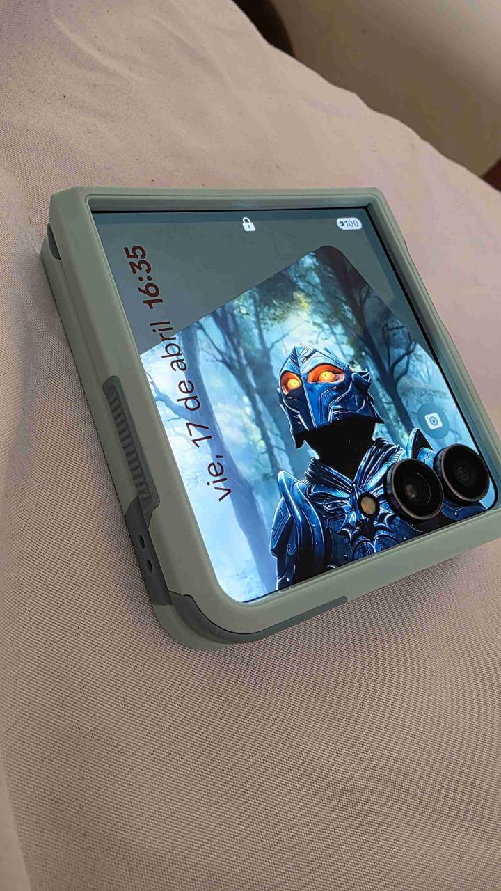 Celular plegable con protector gris