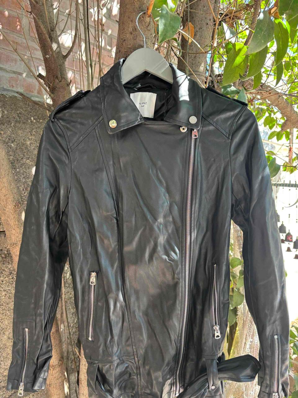 Chaqueta de cuerina negra Alaniz - miniatura 2