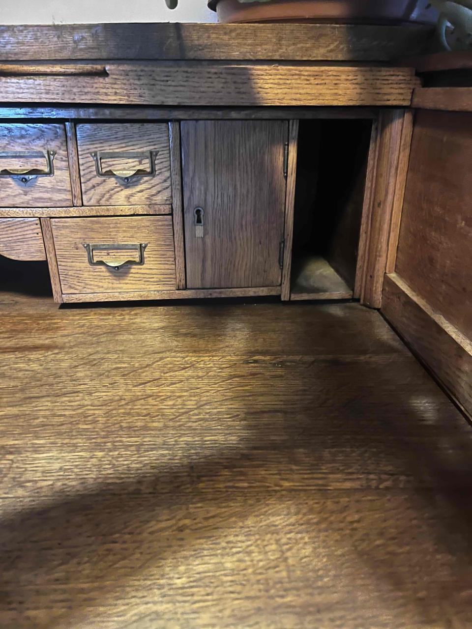 Escritorio antiguo de pino oregon - miniatura 5