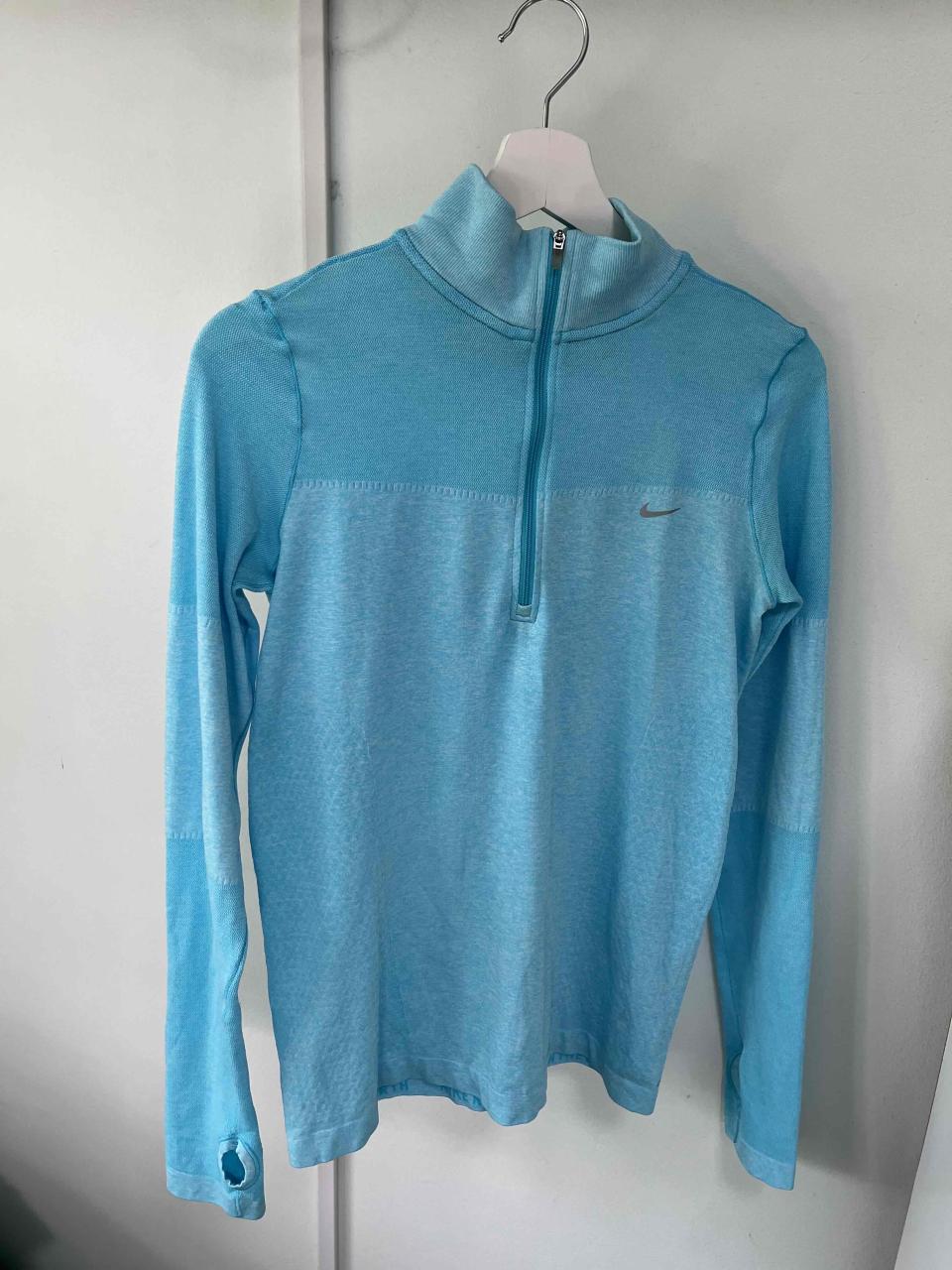 Polerón deportivo azul claro marca Nike