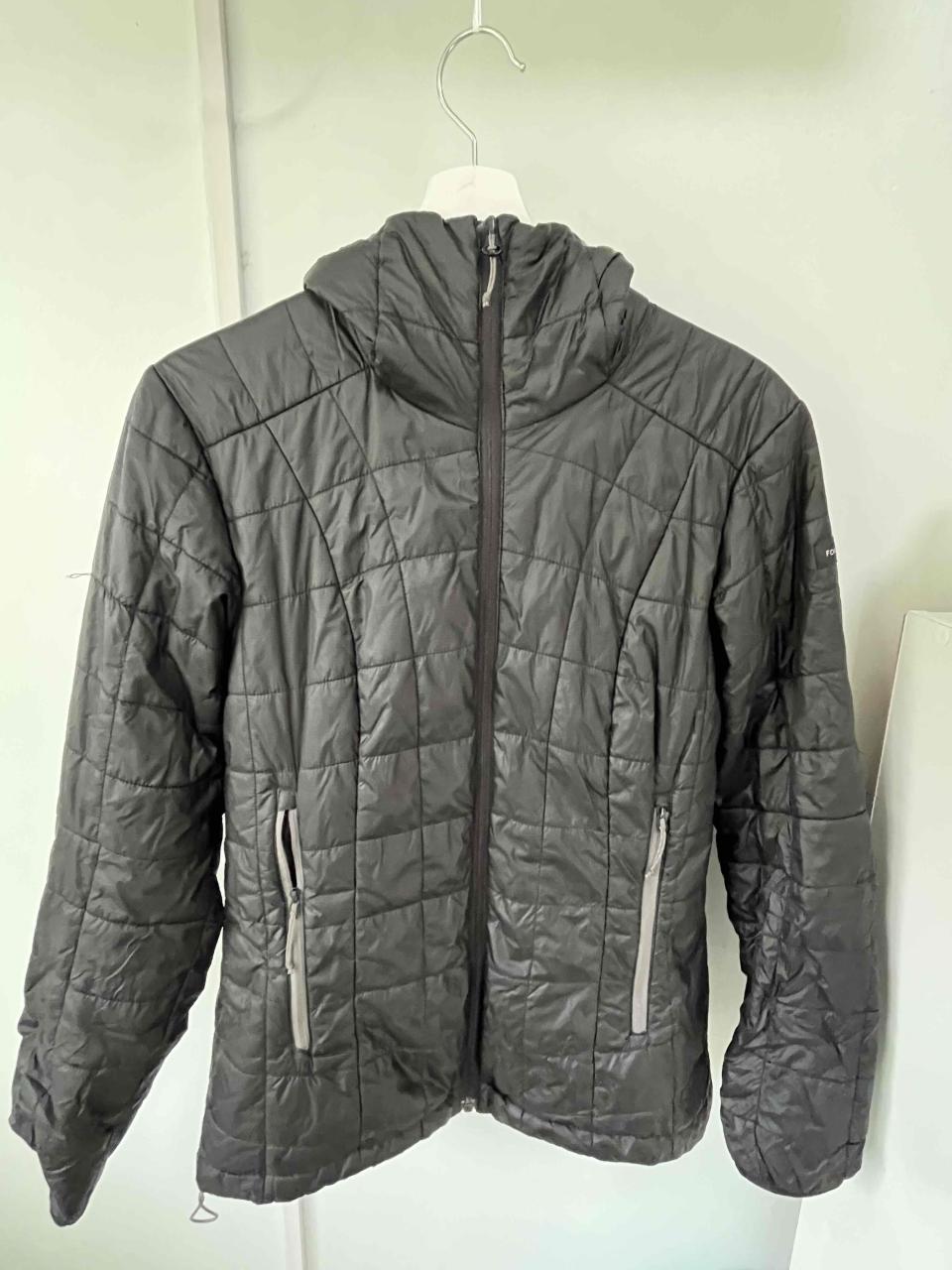 Chaqueta acolchada gris con capucha