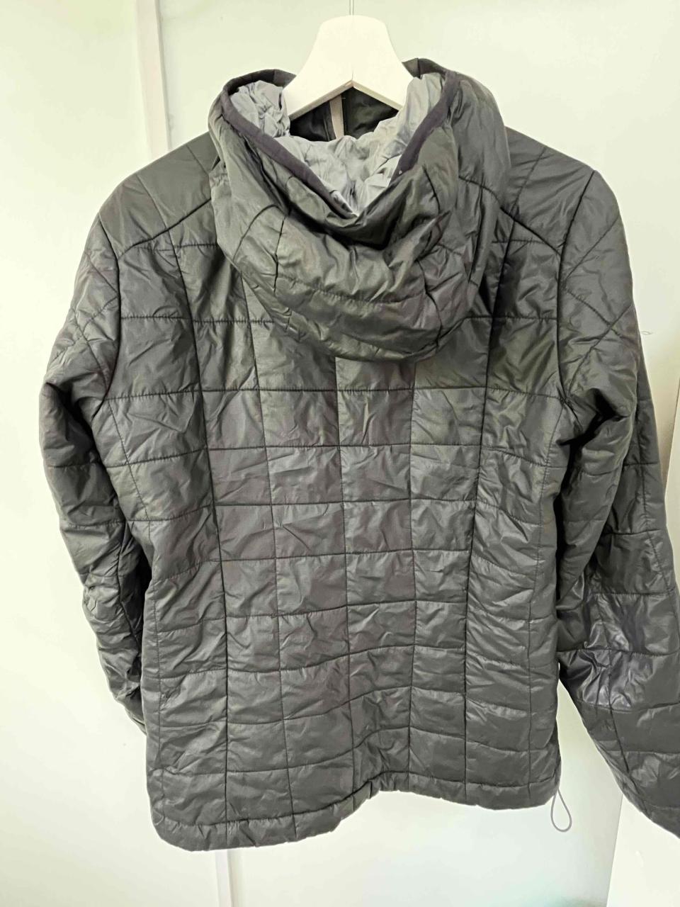 Chaqueta acolchada gris con capucha - miniatura 2