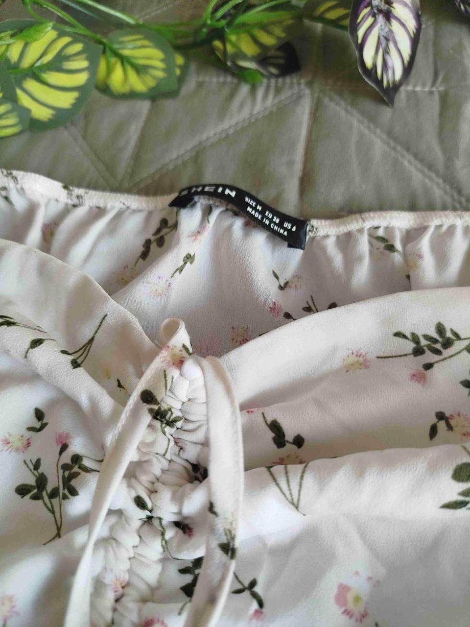 Vestido blanco con estampado floral - miniatura 2
