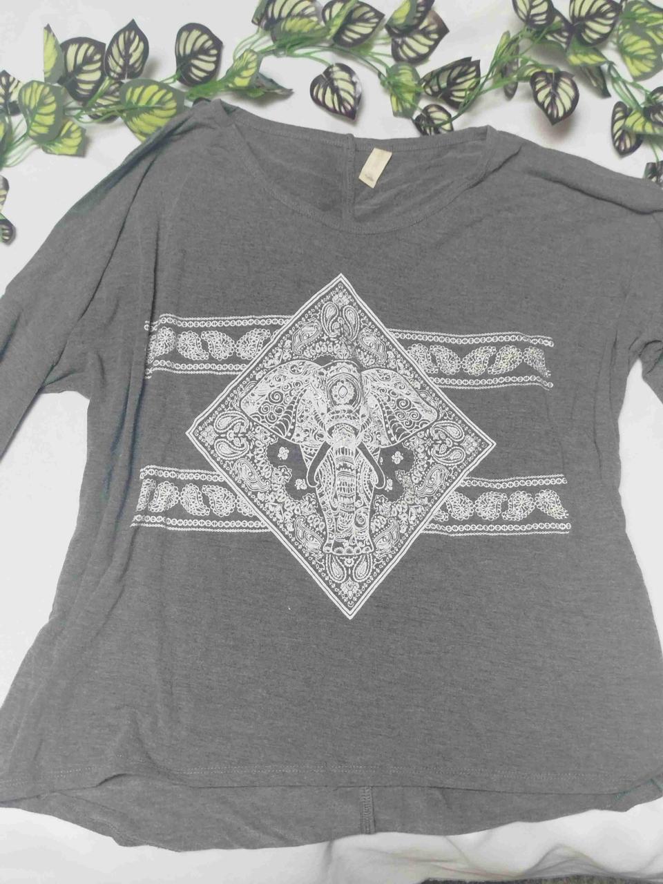 Polera gris con diseño de elefante - miniatura 1
