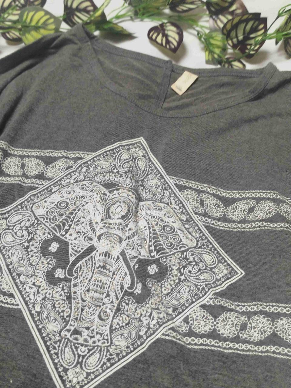 Polera gris con diseño de elefante - miniatura 2