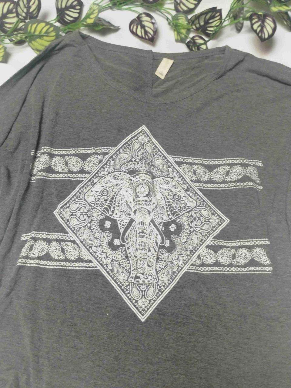 Polera gris con diseño de elefante - miniatura 3