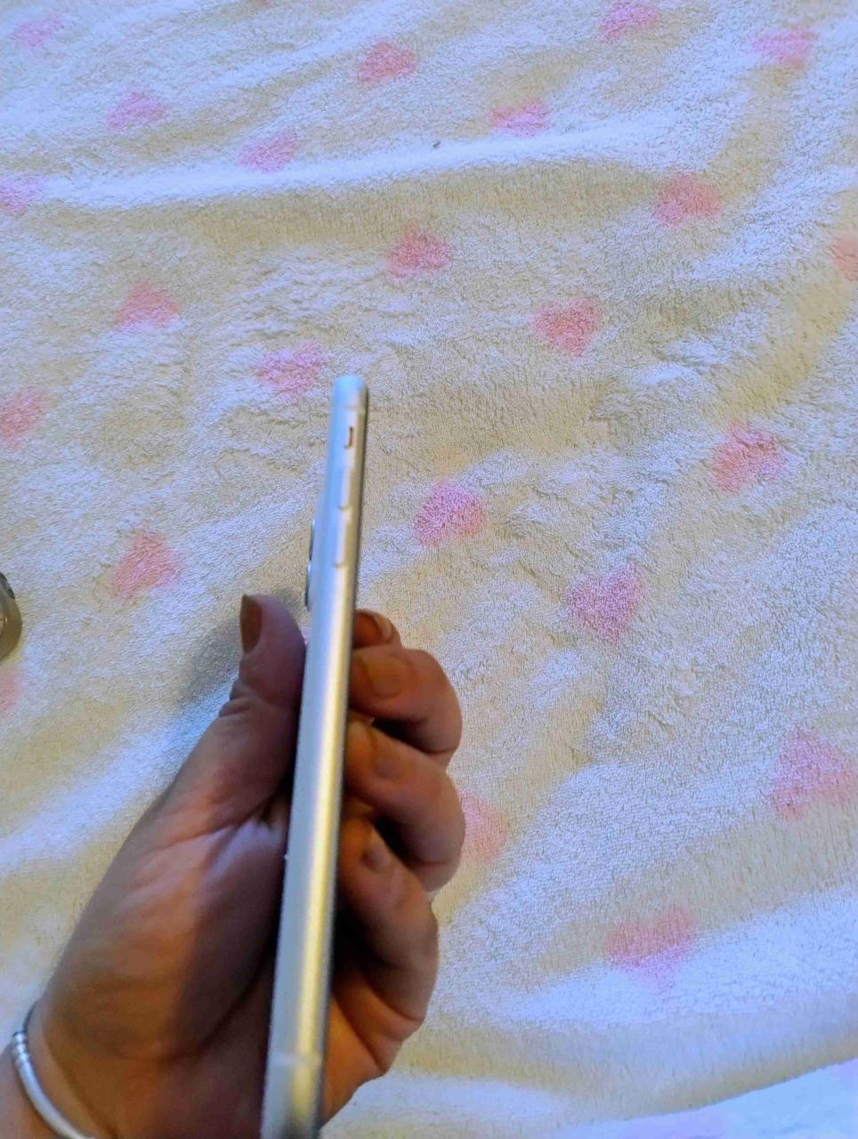 iPhone blanco en buen estado - miniatura 4