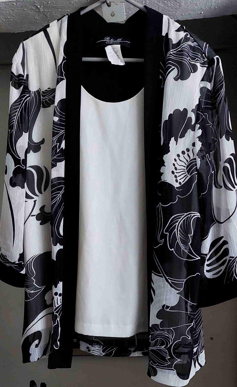 Túnica floral blanco y negro
