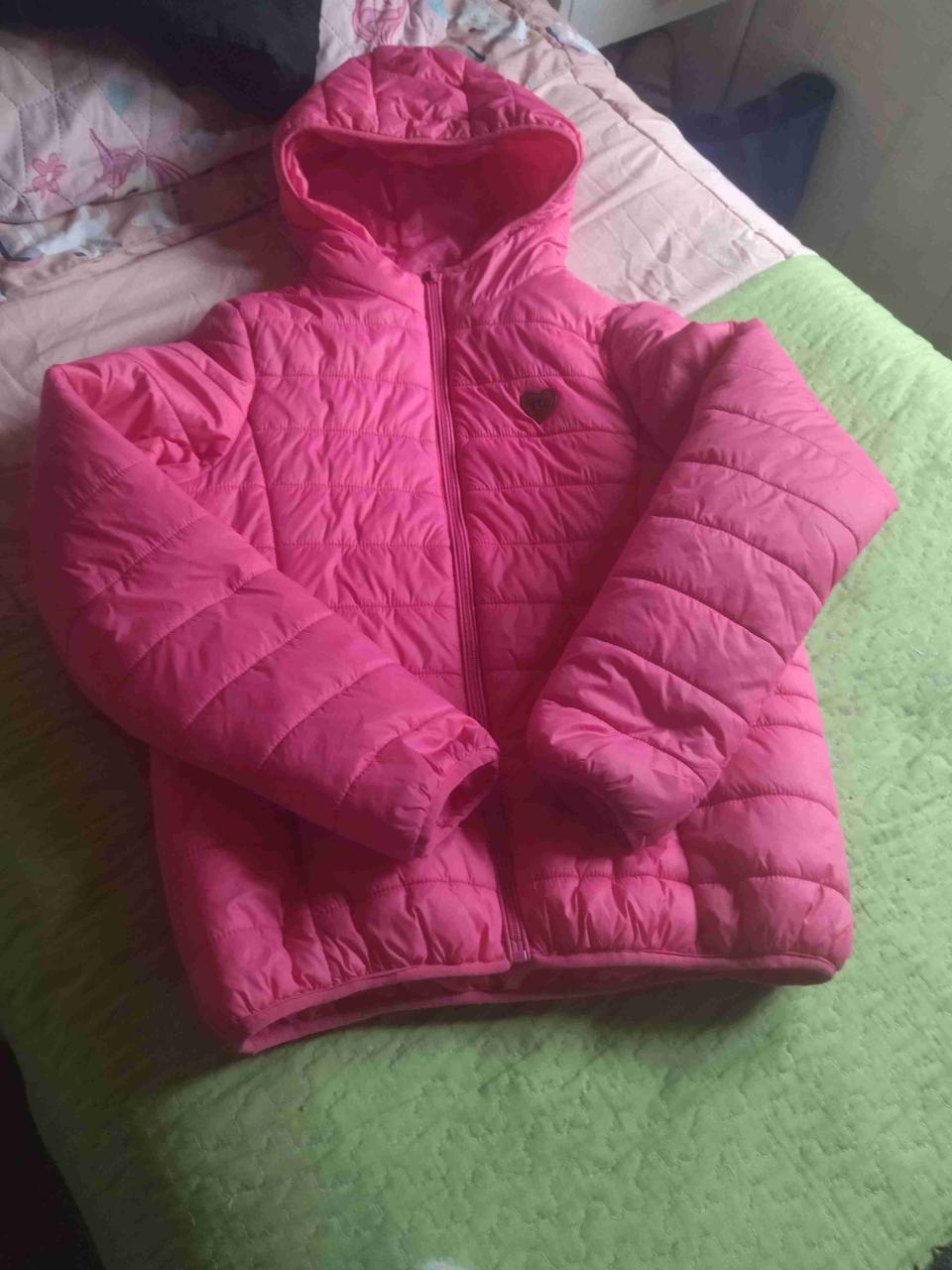 Chaqueta rosada con capucha