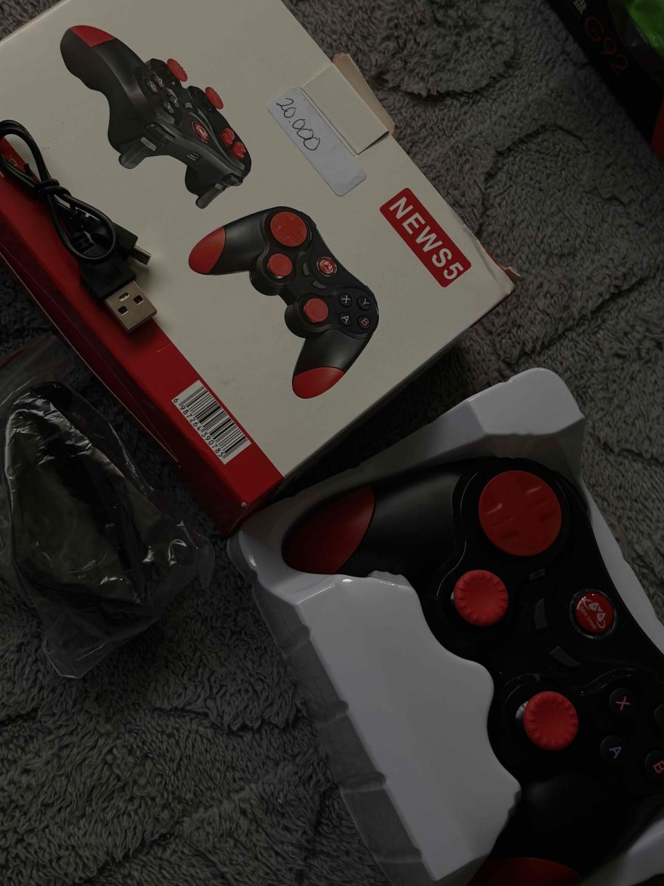Control de juego News5 negro y rojo - miniatura 1