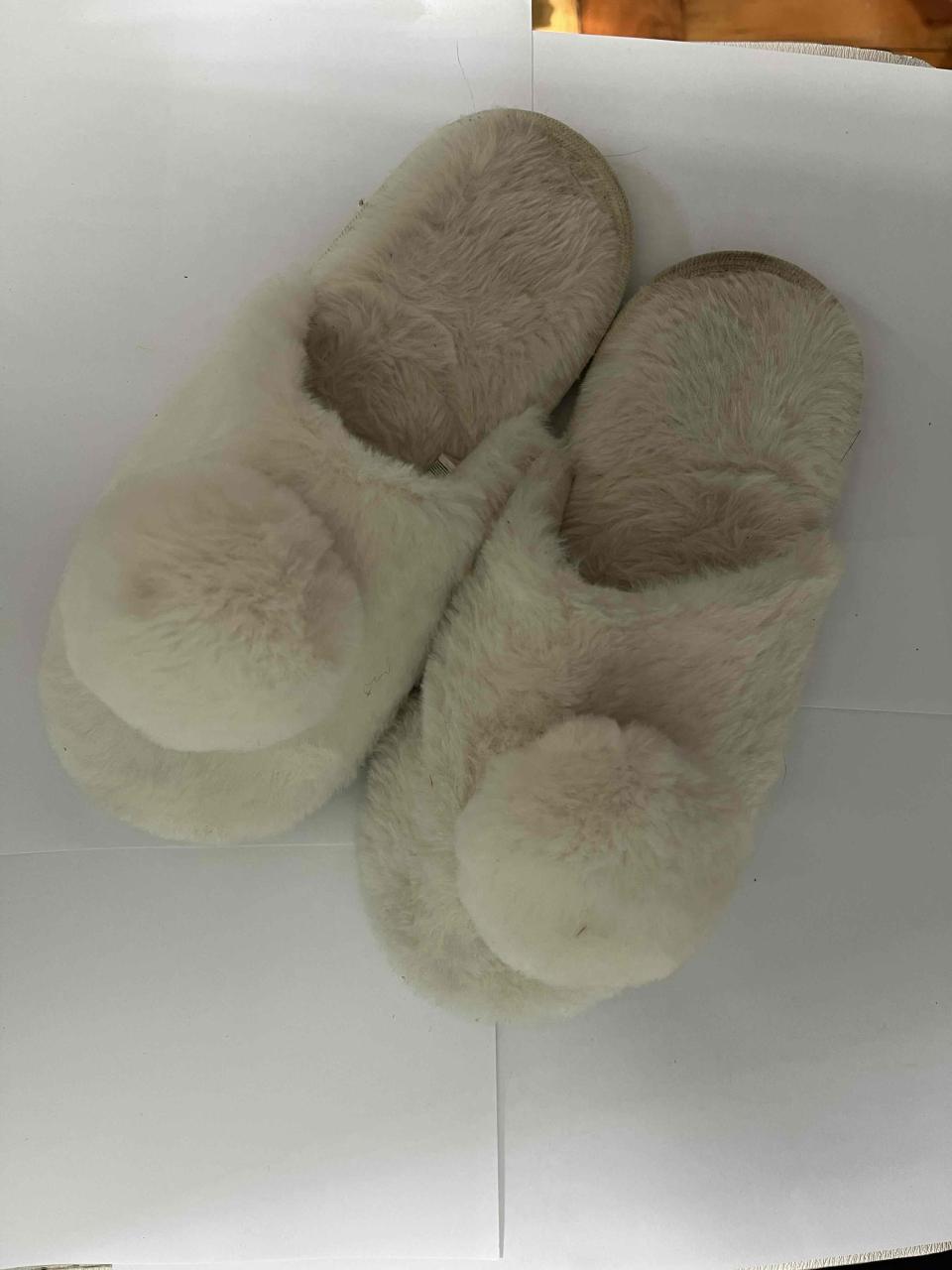 Pantuflas peludas blancas