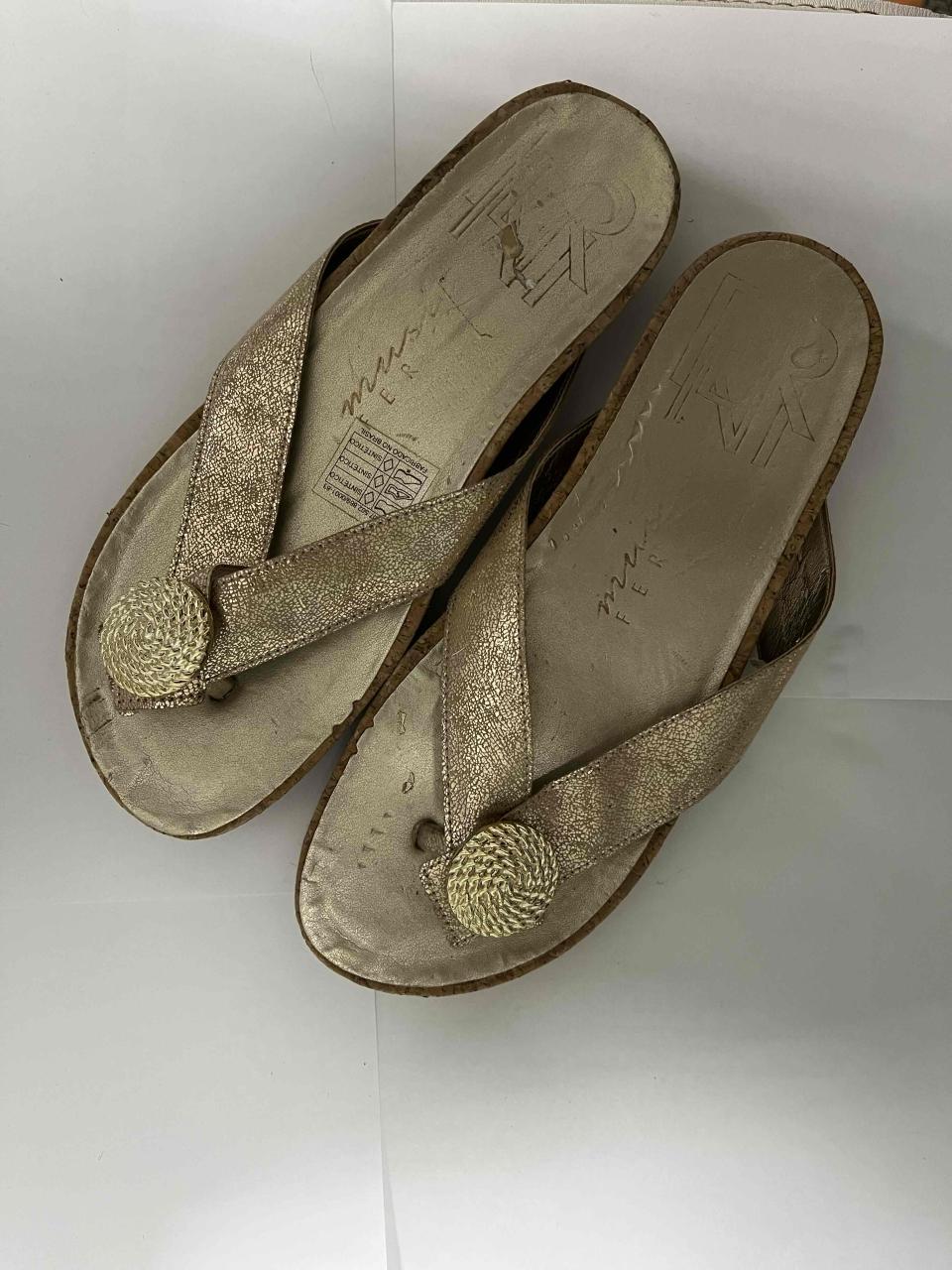 Sandalias doradas brillantes