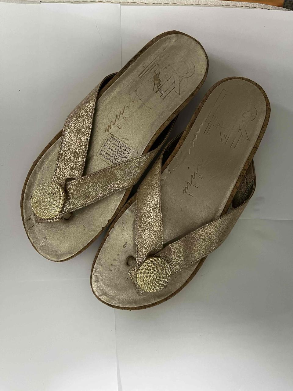 Sandalias doradas brillantes - miniatura 2
