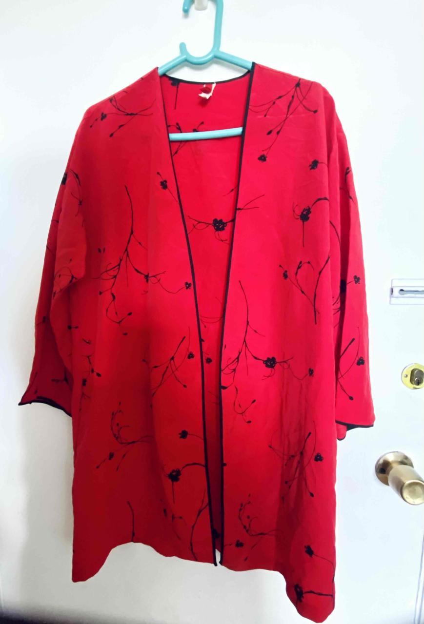 Kimono rojo con diseño floral