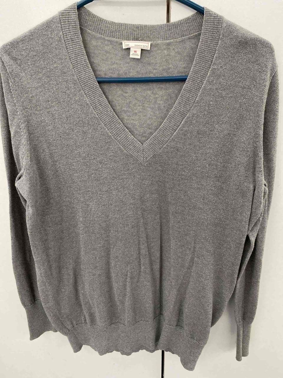 Suéter GAP gris con hilos plateados cuello V - miniatura 1