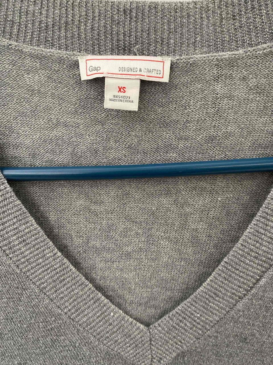Suéter GAP gris con hilos plateados cuello V - miniatura 2