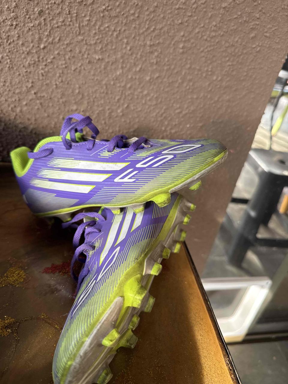 Zapatillas de fútbol púrpuras y verdes - miniatura 1