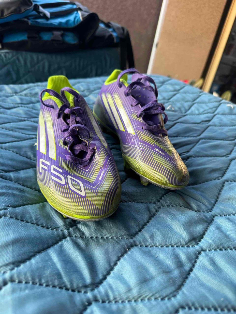 Zapatillas de fútbol púrpuras y verdes - miniatura 2