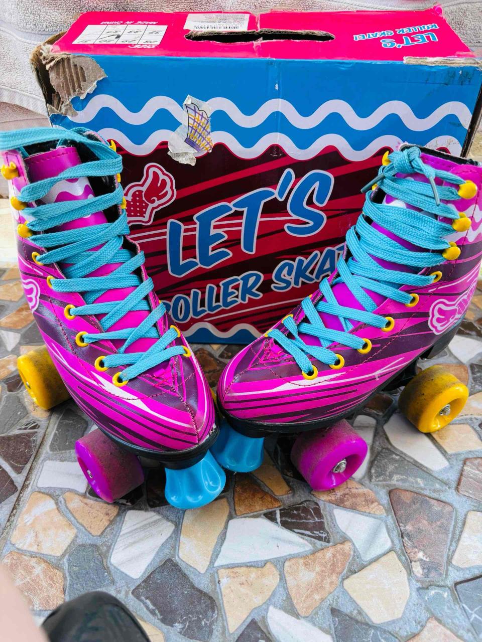 Patines de cuatro ruedas rosas - miniatura 1